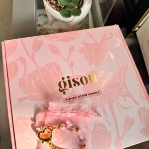 Gisou charm